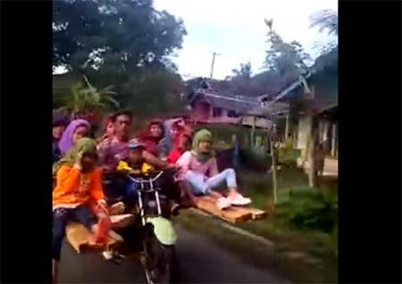  Wow! Ojek Ini Mampu Angkut 10 Orang Sekaligus