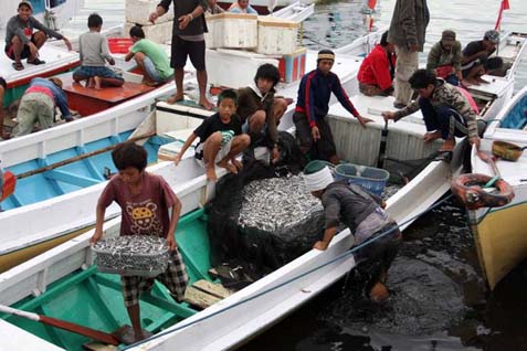  PERIKANAN TANGKAP: Nelanan Indramayu Butuh Mesin Pendingin