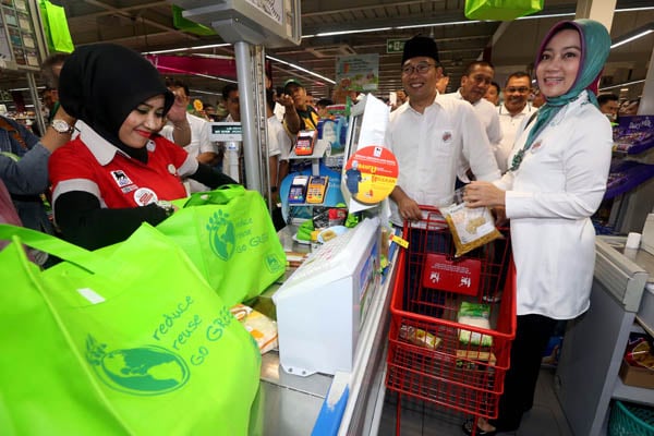  FOTO: Pemkot Bandung Bersama Aprindo Luncurkan Uji coba Peraturan Kantong Plastik Tidak Gratis