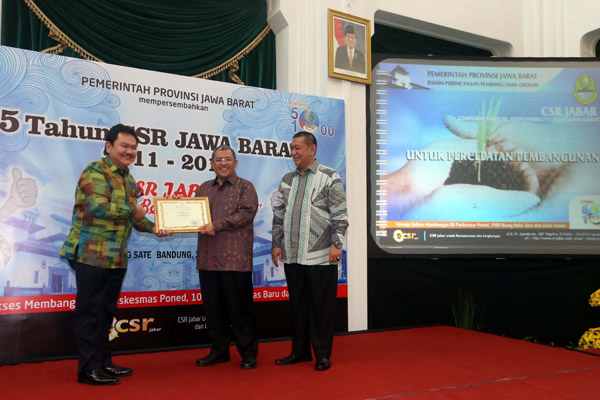  FOTO: Bakrie Pipe Industries Terima Penghargaan CSR dari Gubernur Jabar