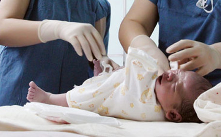 Bayi yang lahir dari sel telur yang dibuahi 12 tahun lalu/Emirates247