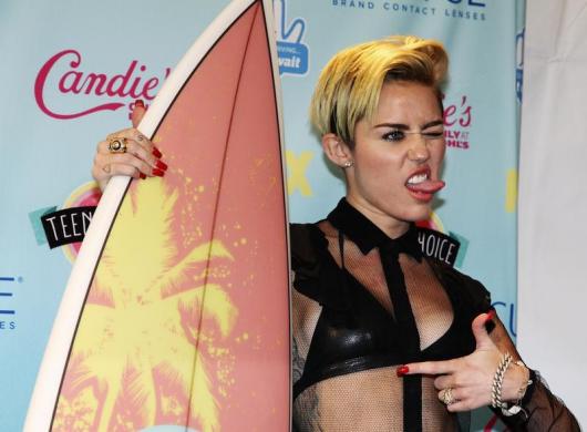  Miley Cyrus Akan Tinggalkan Amerika Jika Trump Jadi Presiden