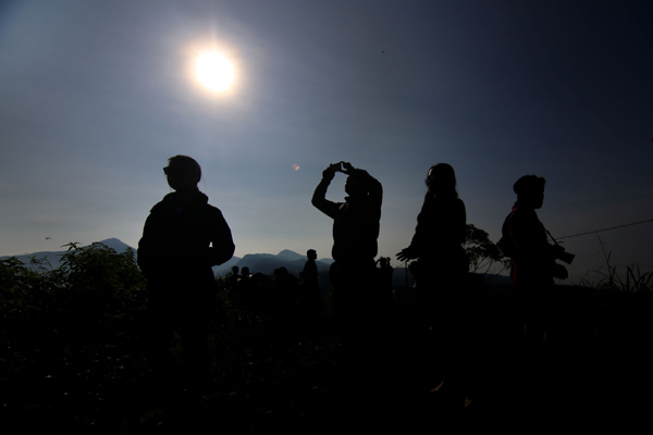  FOTO: Serunya Menyaksikan Gerhana Matahari dari Puncak Gunung Batu Lembang