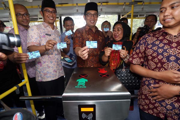  FOTO: Pemkot Bandung Uji Coba Tiket Elektronik Bus Trans Metro Bandung