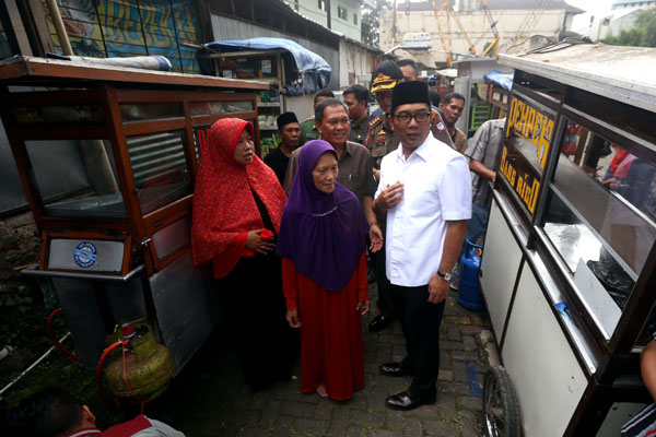  FOTO: PKL Purnawarman Direlokasi ke Lahan Parkir Outdoor BEC