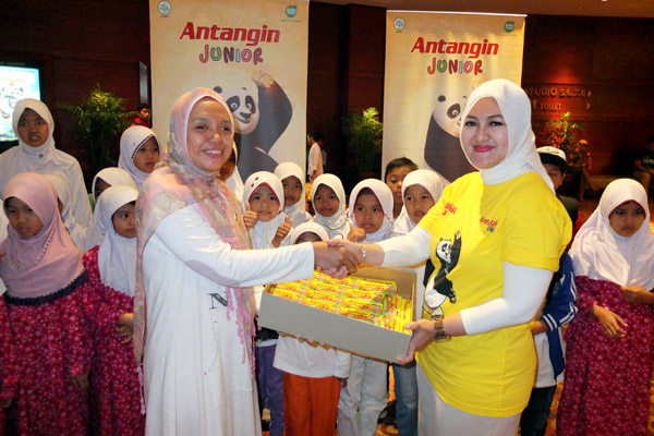  FOTO: Luncurkan Kemasan Edisi Khusus Kung Fu Panda 3, Antangin Junior Ajak Anak Yatim Piatu Nonton Bareng