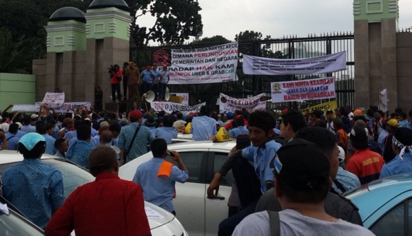  Ribuan Sopir Taksi Kini Berdemo Depan Kantor Kemenkominfo