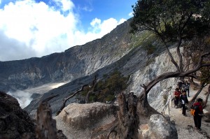  Hujan, Kunjungan Ke Tangkuban Parahu Turun