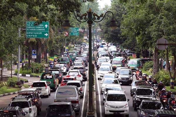  FOTO: Libur Panjang Paskah, Kendaraan Jakarta Serbu Bandung