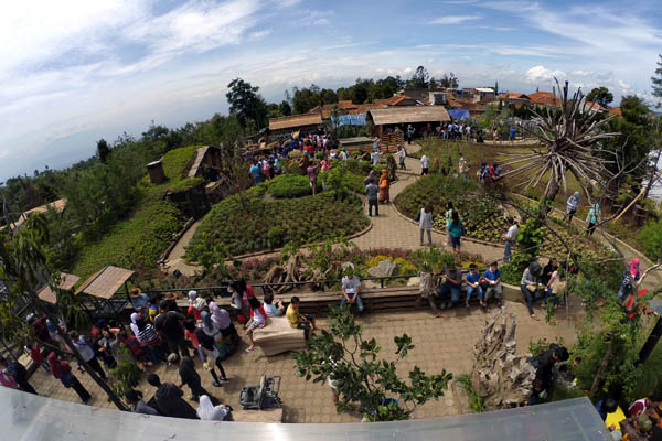  FOTO: Libur Panjang Paskah, Lembang Diserbu Wisatawan