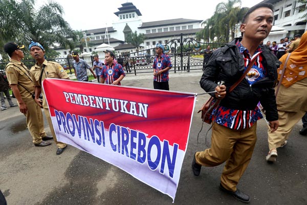  FOTO: Kuwu Se-Cirebon Marah, Apdesi & Aher Diam-diam Bikin Kesepakatan Dana Desa