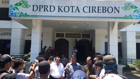  Protes Penjualan Lahan Pemkot Cirebon, Mahasiswa Geruduk Kantor Dewan