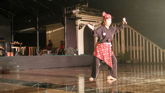 Kazumi Ogawa (52), seorang warga Jepang yang memperlihatkan kebolehannya dalam melakukan pencak silat di Taman Budaya, Jalan Bukit Dago, Bandung, belum lama ini/ Foto: Selly
