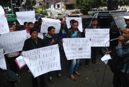  Tolak Mobdin Fortuner, Massa Geruduk Gedung DPRD Jabar