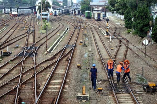  FOTO: Perbaikan Rutin Rel Kereta di Stasiun Bandung