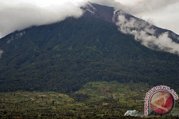  Gunung Kerinci Lepaskan Asap Hitam & Berdentum Keras