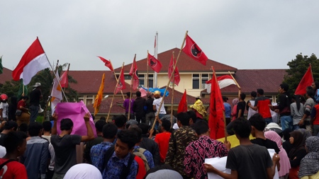  Bupati Cirebon Kembali Didemo Ribuan Pedagang Pasar Sumber