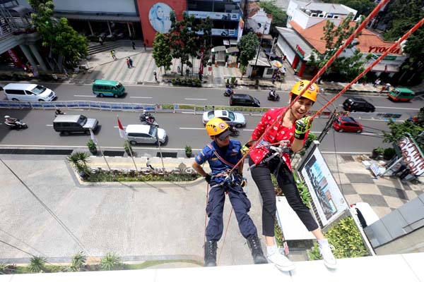  FOTO: Aksi Rappelling Para Perempuan Peringati Hari Kartini