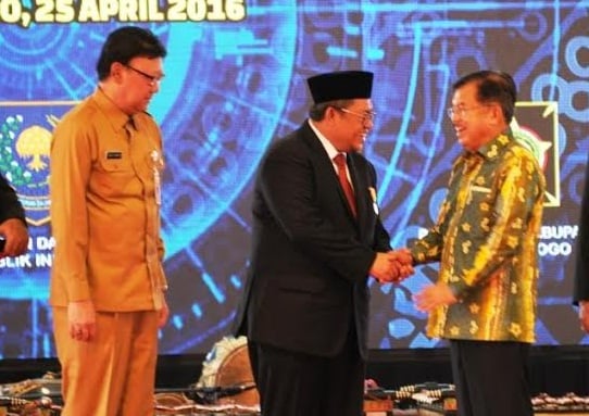  Pemprov Jabar Terima Satyalancana Karya Bhakti Praja Nugraha