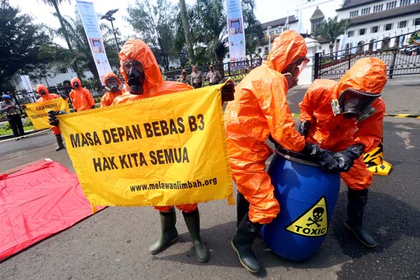  FOTO: Koalisi Melawan Limbah Gelar Aksi Teatrikal Bawa Lumpur Beracun