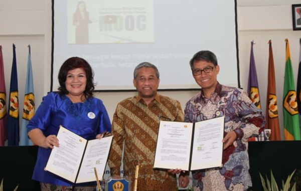 Rektor Unpad Prof. Tri Hanggono Achmad (kanan) dan CEO IndonesiaX Lucy Mangoendipoero Pandjaitan (kiri), melakukan penandatanganan MoU kerjasama yang disaksikan oleh Ketua Dewan Penasehat IndonesiaX, Prof. Muhammad Nuh (tengah)/Unpad