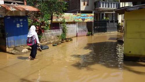  Demi UN, Siswi Ini Rela Nenteng Sepatu Lewati Banjir