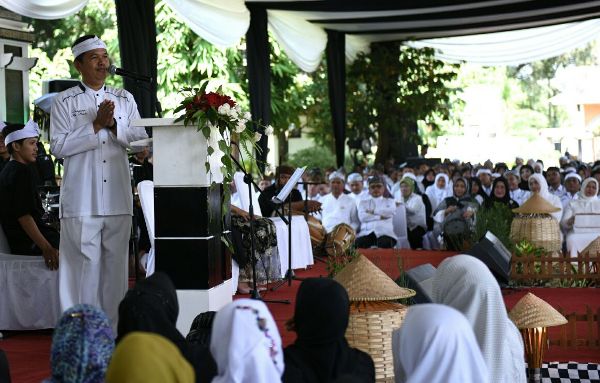  THR 2015 PNS dan Guru Dikembalikan, Dedi Siap Jual Aset Pribadi