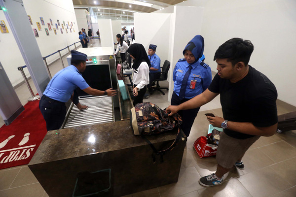  FOTO: Perketat Keamanan, Bandara Wajib Periksa Identitas Awak Pesawat
