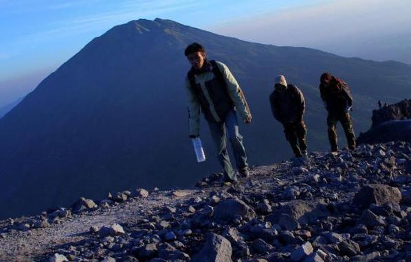  Wisatawan Keluhkan Kehadiran Kios Liar di Kawah Gunung Papandayan