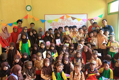  Telkom University Donasi Buku Bagi Anak-anak di Kampung Cihurip Tasik