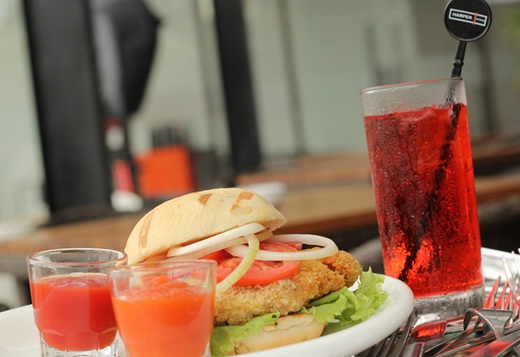  Crispy Chicken Burger & Beef Bacon Cheese Burger ala Harper