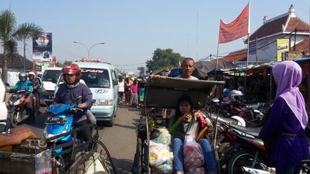  Pasar Tumpah Menyumbat Arus Kendaraan di Pantura Cirebon