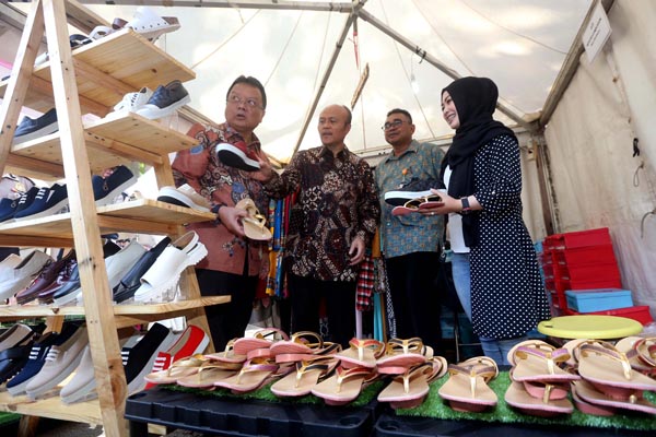  FOTO: Kembangkan Pasar UMKM, Kemkop dan UKM Gandeng PT Pos