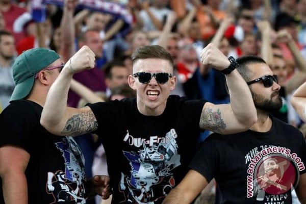  Hooligan Rusia Berulah Lagi, Pendukung Inggris Diserang di Lille