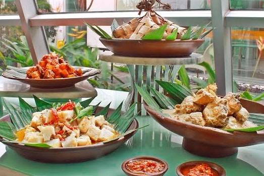  Ketupat Isi Daging ala HARRIS Hotel & Festival Citylink Bandung