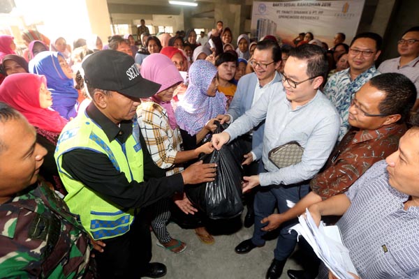  FOTO: Triniti Dinamik Bagikan Paket Sembako Kepada Warga Sekitar Proyek Apartemen Springwood Residence