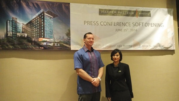  Harper Pasteur Tampilkan Konsep Modern Rustic