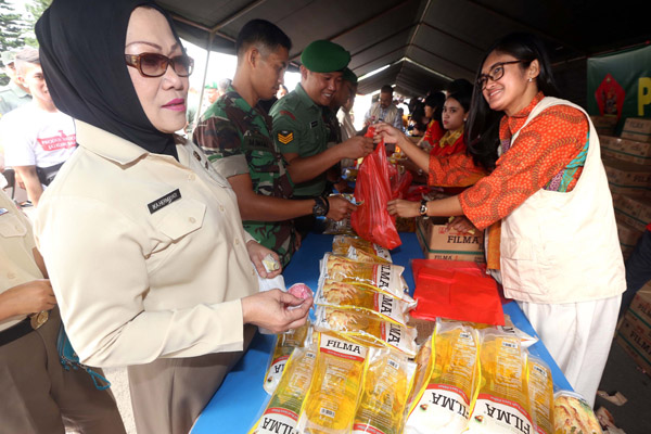  FOTO: APP Sinar Mas dan Kodiklat TNI AD Gelar Bazaar Sembako Murah