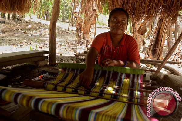  Tenun Ikat Pikat Pengunjung Pameran Seni di Prancis