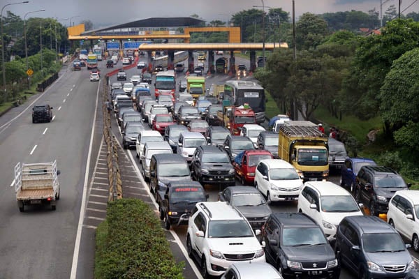  FOTO: Arus Kendaraan Jalur Selatan Jabar Meningkat, Exit Tol Cileunyi Tersendat