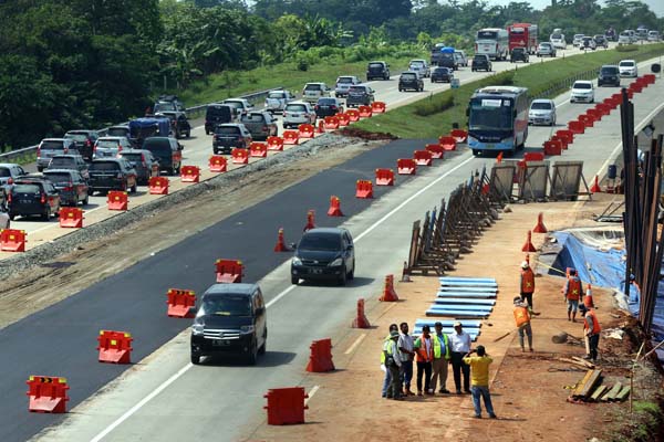  FOTO: Jalur Cipali Ambles, Operator Tol Bangun Median Jalan