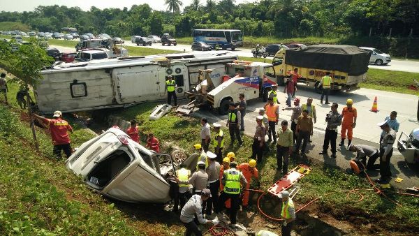  LEBARAN 2016: Bus Tabrak Avanza di Cipali Km 95