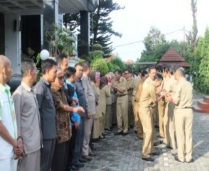  Takut Diserobot, PNS Disnak Jabar Dirikan Tenda Darurat di Kantor