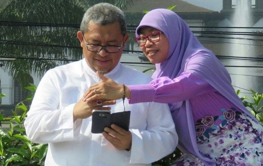  Aher & Istri Antarkan Sofi di Hari Pertama Sekolah