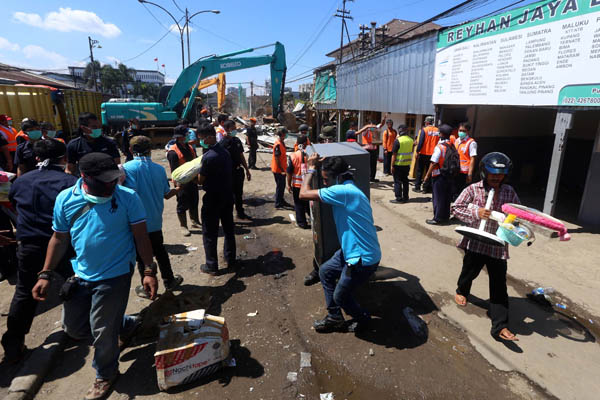  FOTO: PT KAI Bongkar Bangunan Ilegal di Stasiun Bandung