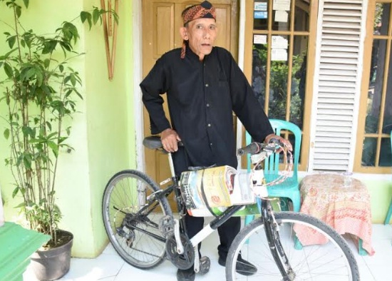  Abah Uju, Perpustakaan Keliling Asal Gunung Hejo Purwakarta