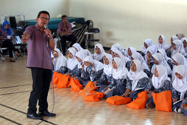  FOTO: Area Managing Director Askrindo Cabang Bandung Jadi Guru di SMKN 1