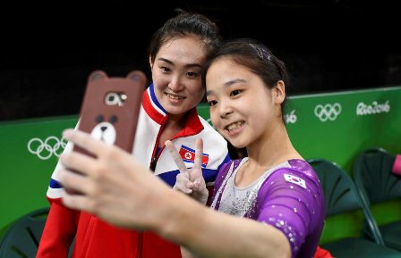  Foto Selfie Atlet Korut & Pesenam Korsel Jadi Viral