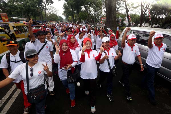  FOTO: Ribuan Warga Ikuti Jalan Sehat Bersama 5 BUMN Jawa Barat