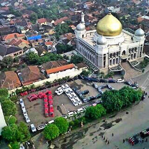  Ratusan Mobil Cetak Rekor Bentuk Formasi 71 di Trans Studio Bandung